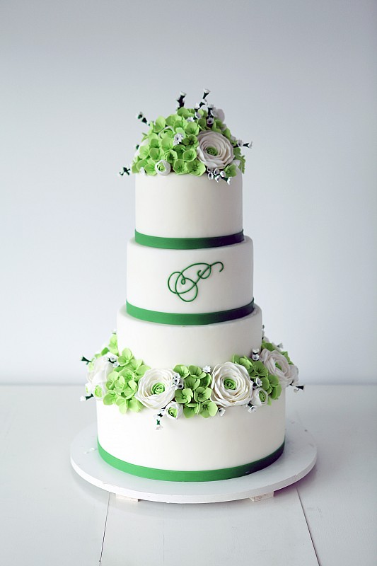 Tort de nuntă cu ranunculi albi și verzi