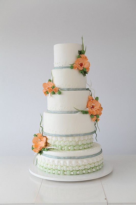 Tort de nunta verde cu flori portocalii