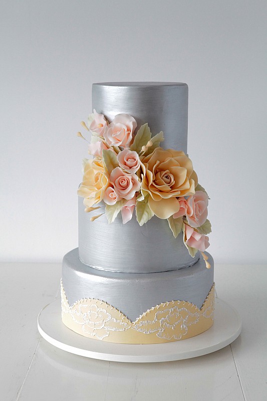 Tort de nuntă argintiu cu dantelă pictată și decor floral